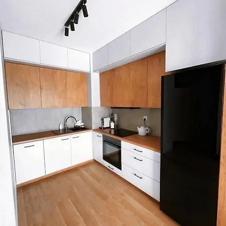 Apartmán Elegant 1-bedroom Flat With Balcony Near