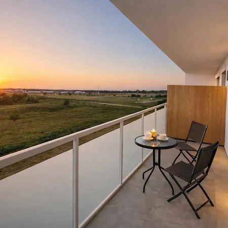 Elegant 1-bedroom Flat With Balcony Near Wroclaw شقة *