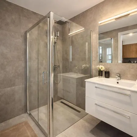 Elegant 1-bedroom Flat With Balcony Near Wroclaw Apartmán